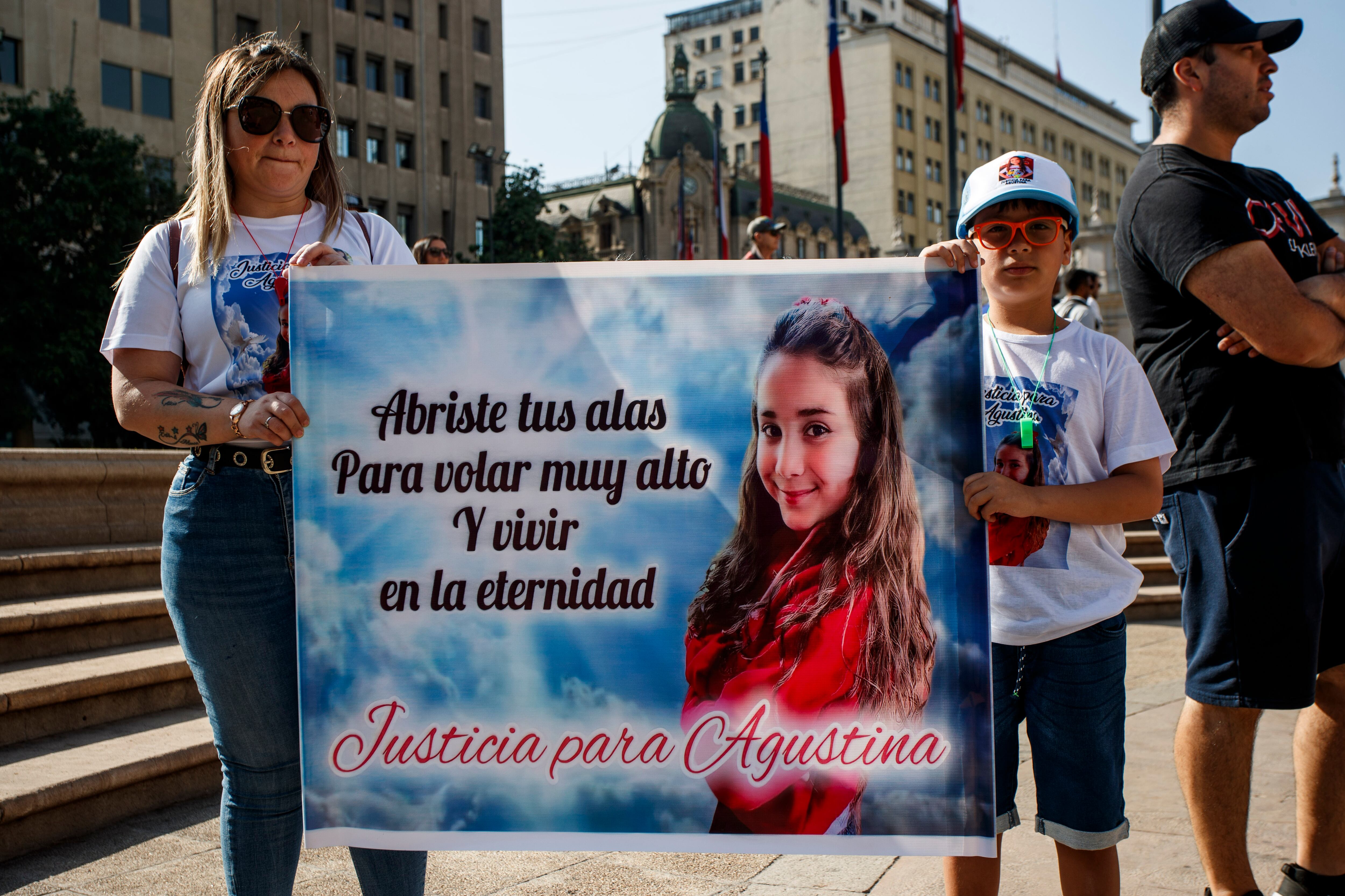 Agencia Uno | Familiares de niños y niñas asesinados en balaceras se congregan a las afueras de La Moneda.