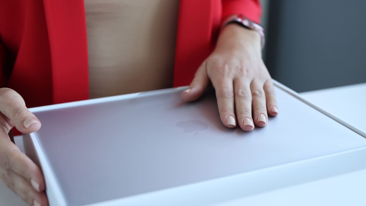 Enviaba MacBook por cargadores de $7 mil: investigan millonaria estafa de trabajador a distribuidor de Apple en Chile