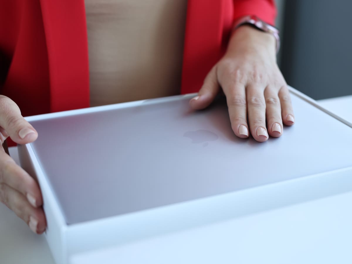 Enviaba MacBook por cargadores de $7 mil: investigan millonaria estafa de trabajador a distribuidor de Apple en Chile
