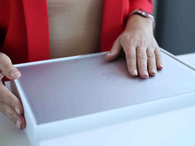 Enviaba MacBook por cargadores de $7 mil: investigan millonaria estafa de trabajador a distribuidor de Apple en Chile