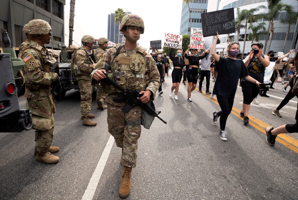 Militares observan una marcha en Los Angeles