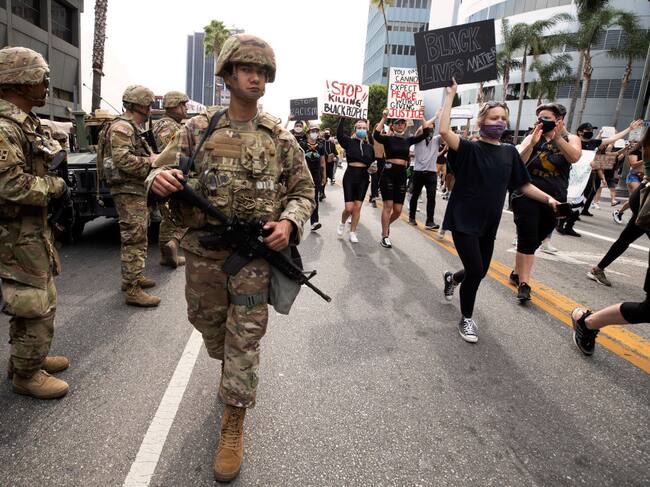 Militares observan una marcha en Los Angeles