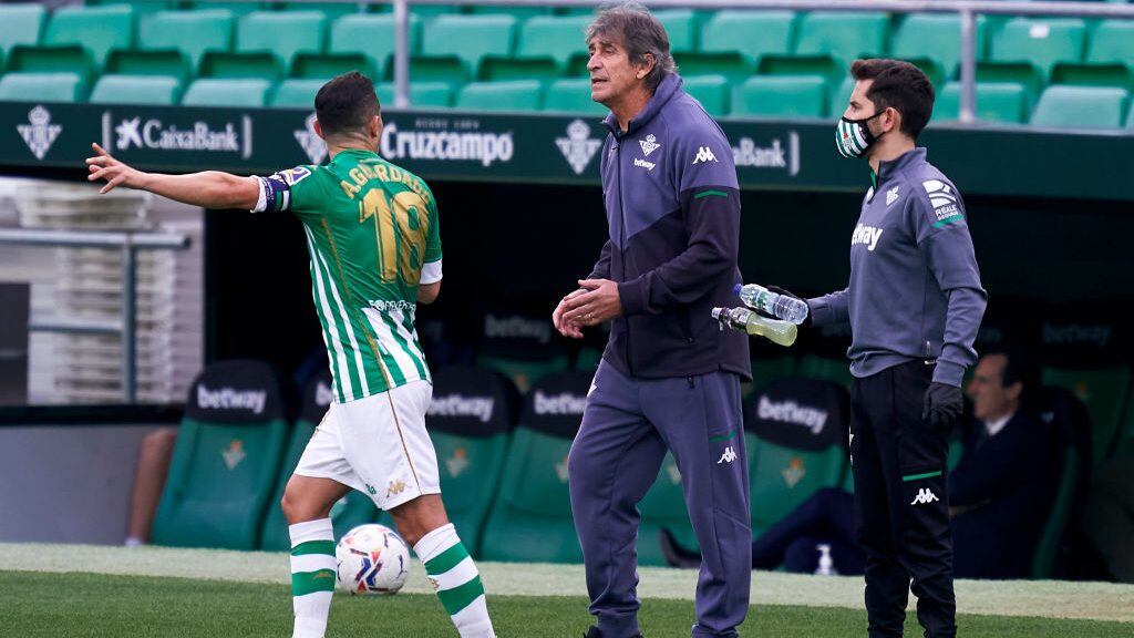 SEVILLE, SPAIN - DECEMBER 13: Manuel Pellegrini, Manager of Real Betis gives instructions during the La Liga Santander match between Real Betis and Villarreal CF at Estadio Benito Villamarin on December 13, 2020 in Seville, Spain. Sporting stadiums around Spain remain under strict restrictions due to the Coronavirus Pandemic as Government social distancing laws prohibit fans inside venues resulting in games being played behind closed doors. (Photo by Mateo Villalba/Quality Sport Images/Getty Images)