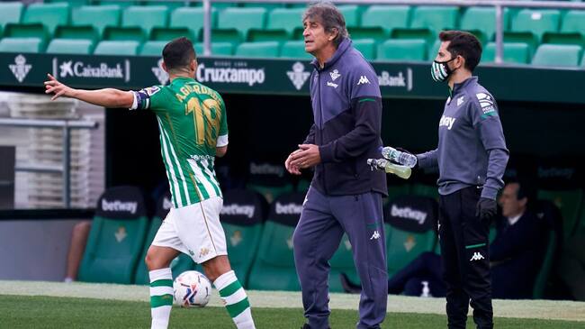 SEVILLE, SPAIN - DECEMBER 13: Manuel Pellegrini, Manager of Real Betis gives instructions during the La Liga Santander match between Real Betis and Villarreal CF at Estadio Benito Villamarin on December 13, 2020 in Seville, Spain. Sporting stadiums around Spain remain under strict restrictions due to the Coronavirus Pandemic as Government social distancing laws prohibit fans inside venues resulting in games being played behind closed doors. (Photo by Mateo Villalba/Quality Sport Images/Getty Images)