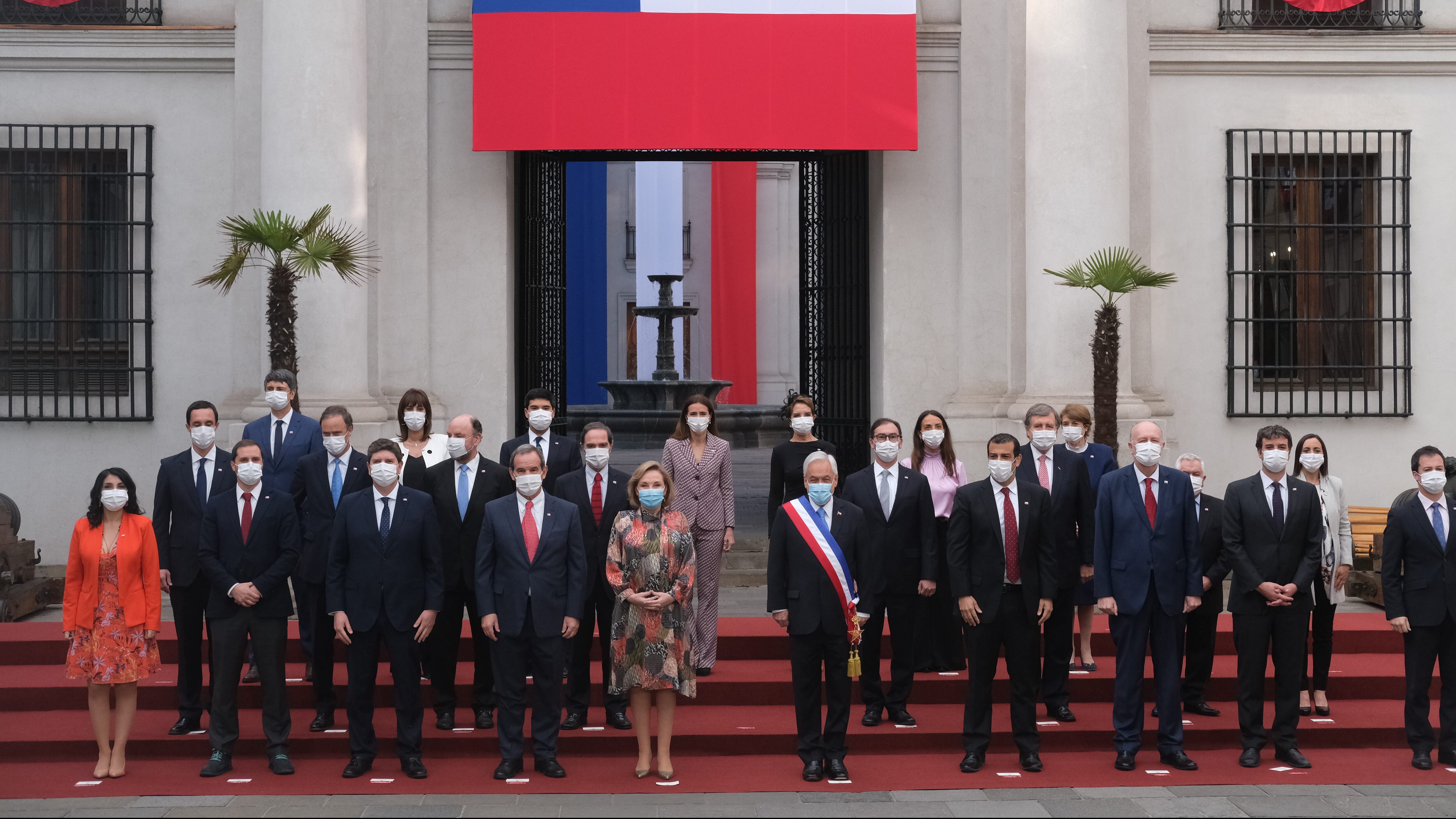 18 de Septiembre del 2021/SantiagoEl Presidente de la República, Sebastián Piñera, en el marco de las actividades de 
celebración de las Fiestas Patrias, participa en la tradicional Fotografía Oficial con 
los Ministros de Estado. 
FOTO: DANIEL ARAYA MARTIN/AGENCIAUNO