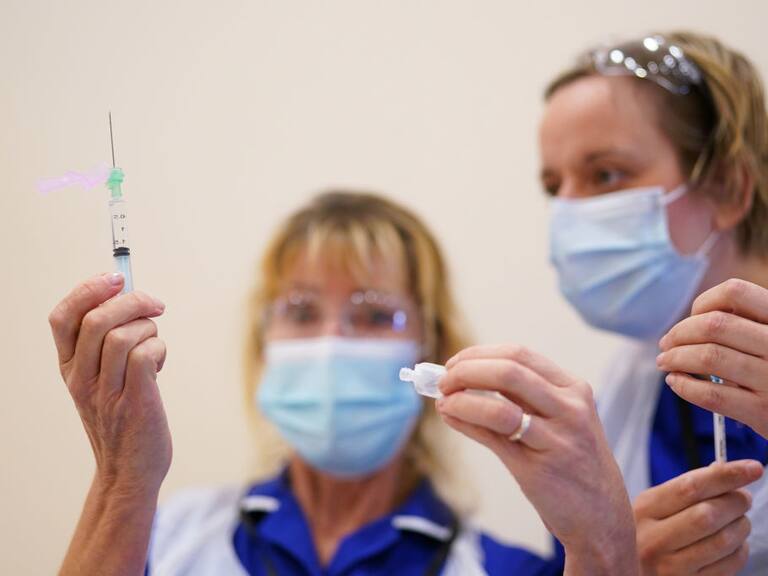 Enfermeras preparan una vacuna anticovid en un recinto de Newcastle