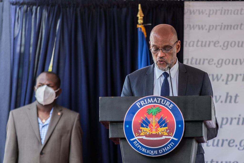 El primer ministro haitiano Ariel Henry habla en el funeral de Jovenel Moise