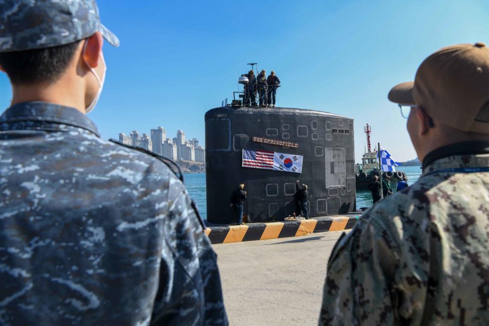 Banderas de Estados Unidos y Corea de Sur en el USS Springfield en Busan