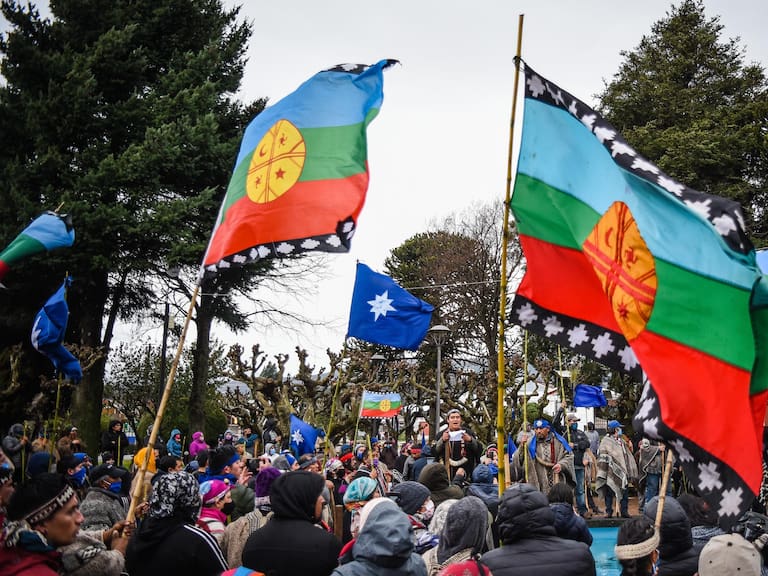 9 DE AGOSTO 2020 / CURACAUTINComunidades reunidas en el Txawun de la comunidad Liempi Colipi, llega hasta el centro de Curacautín para manifestarse en contra de la violencia y el racismo vividos desde el 1 de agosto pasado.
FOTO: MARCOS MALDONADO / AGENCIAUNO