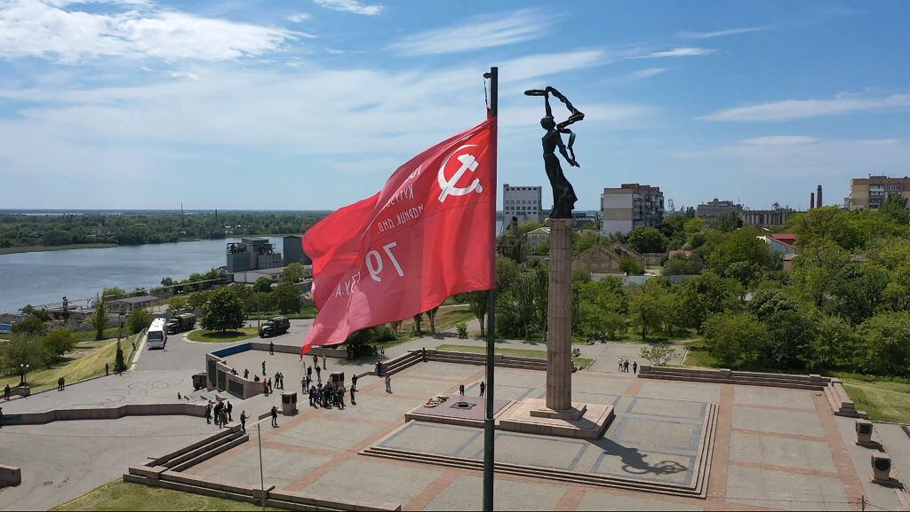 Una bandera en homenaje a la URSS flamea en una plaza de Jersón