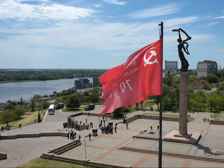 Una bandera en homenaje a la URSS flamea en una plaza de Jersón
