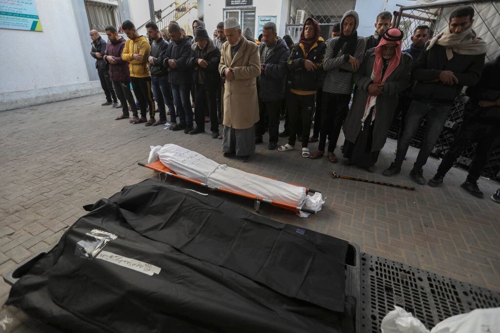 Familias palestinas realizan funerales improvisados en recintos médicos, en medio de los continuos ataques de Israel sobre la Franja de Gaza en Palestina.