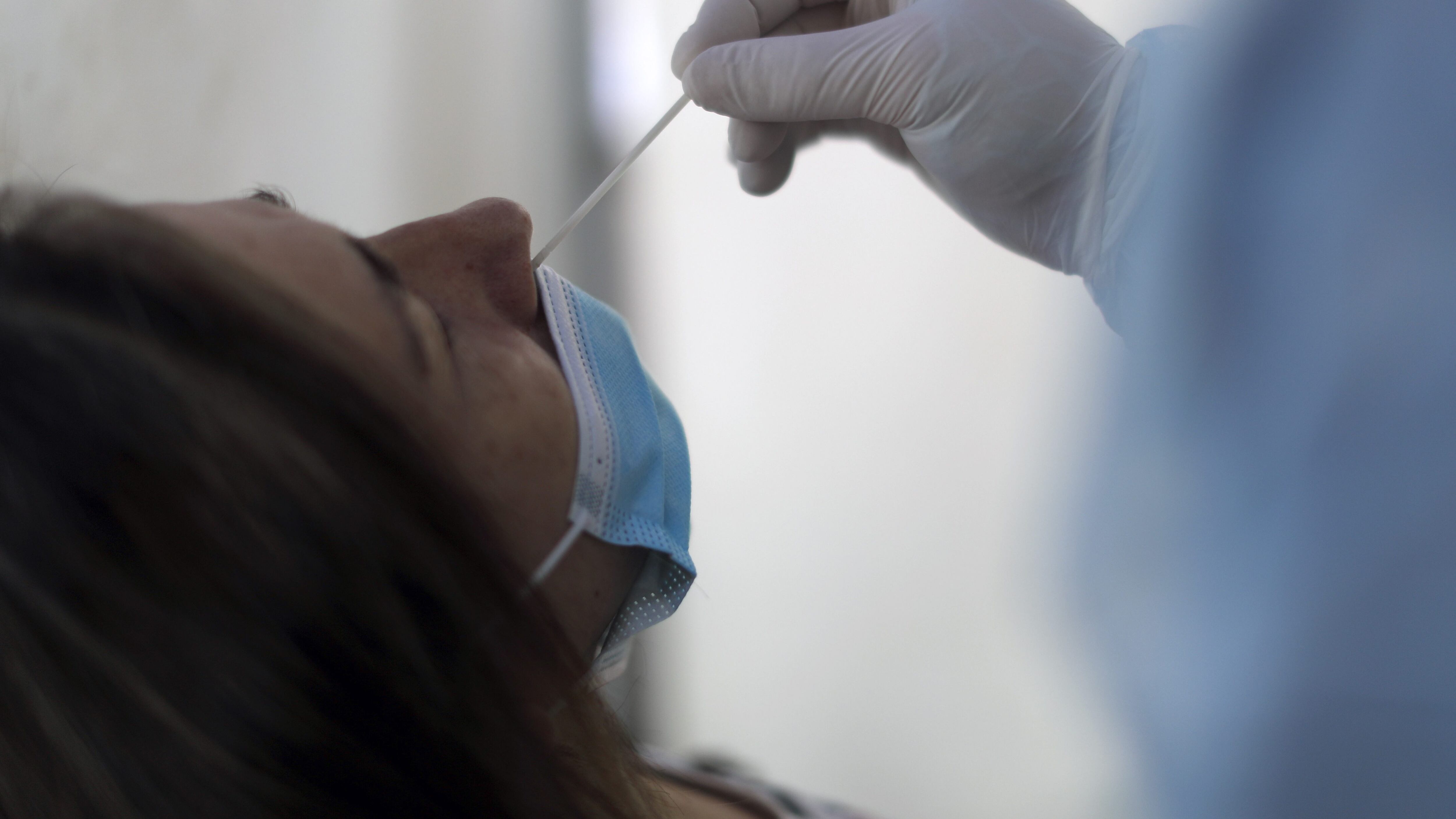 28 de Abril de 2021/SANTIAGO Un Funcionario de la Salud realiza un test de PCR a una persona en calle Eleuterio Ramirez con Paseo Bulnes en el Centro de Santiago.
FOTO: CRISTOBAL ESCOBAR/AGENCIAUNO