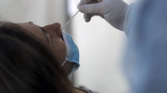 28 de Abril de 2021/SANTIAGO Un Funcionario de la Salud realiza un test de PCR a una persona en calle Eleuterio Ramirez con Paseo Bulnes en el Centro de Santiago.
FOTO: CRISTOBAL ESCOBAR/AGENCIAUNO