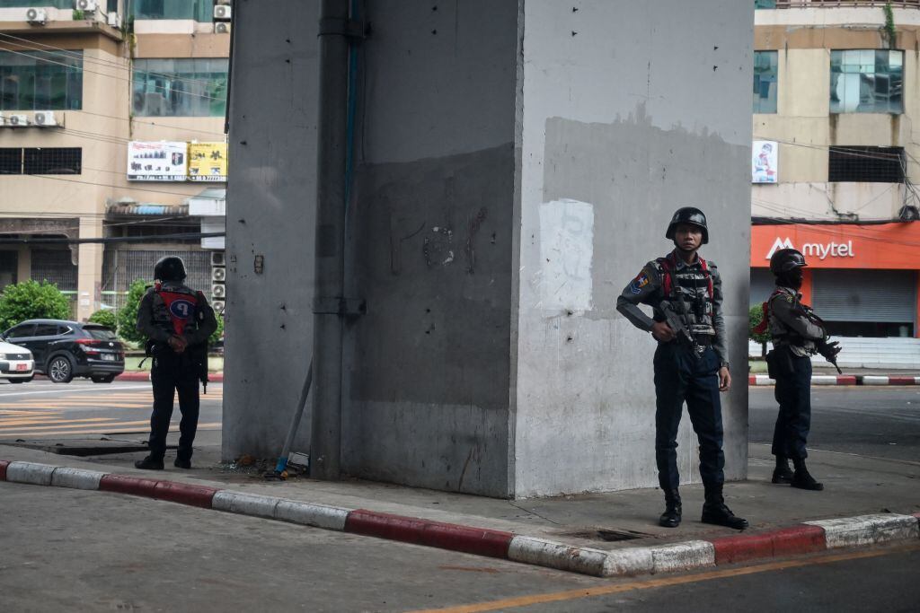 Fuerzas de seguridad del régimen de Myanmar vigilan las calles de Rangún