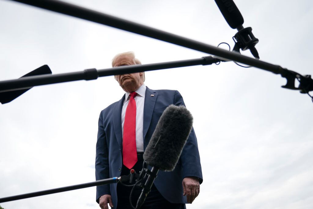 Donald Trump habla con la prensa