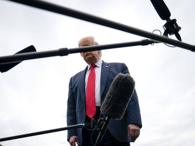 Donald Trump habla con la prensa