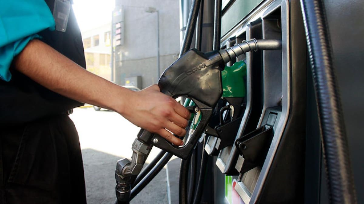 Bencinas y diésel volverían a subir esta semana en Chile: proyectan alzas de hasta $38 por litro
