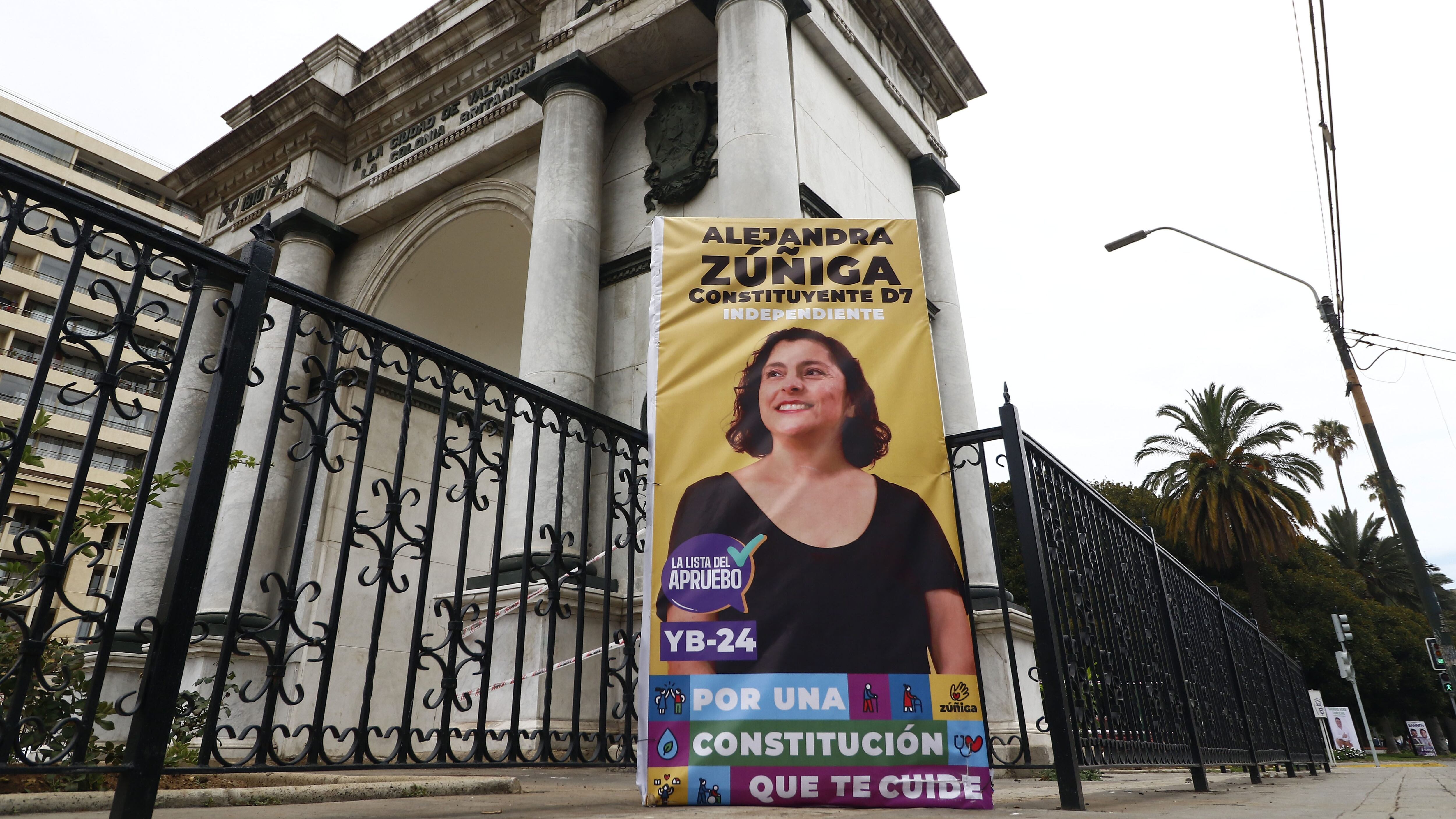 15 DE MARZO DE 2021/VALPARAISOUn cartel de la candidata Alejandra Zuniga en el Arco Britanico, en medio de la campaña para las elecciones municipales, de gobernadores regionales y constituyentes de abril proximo.
FOTO: LEONARDO RUBILAR CHANDIA/AGENCIAUNO