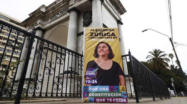15 DE MARZO DE 2021/VALPARAISOUn cartel de la candidata Alejandra Zuniga en el Arco Britanico, en medio de la campaña para las elecciones municipales, de gobernadores regionales y constituyentes de abril proximo.
FOTO: LEONARDO RUBILAR CHANDIA/AGENCIAUNO