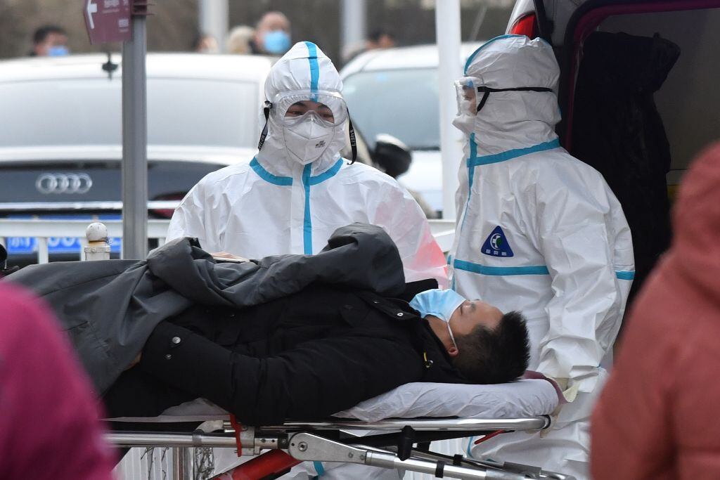 Paciente con coronavirus es trasladado en Pekín