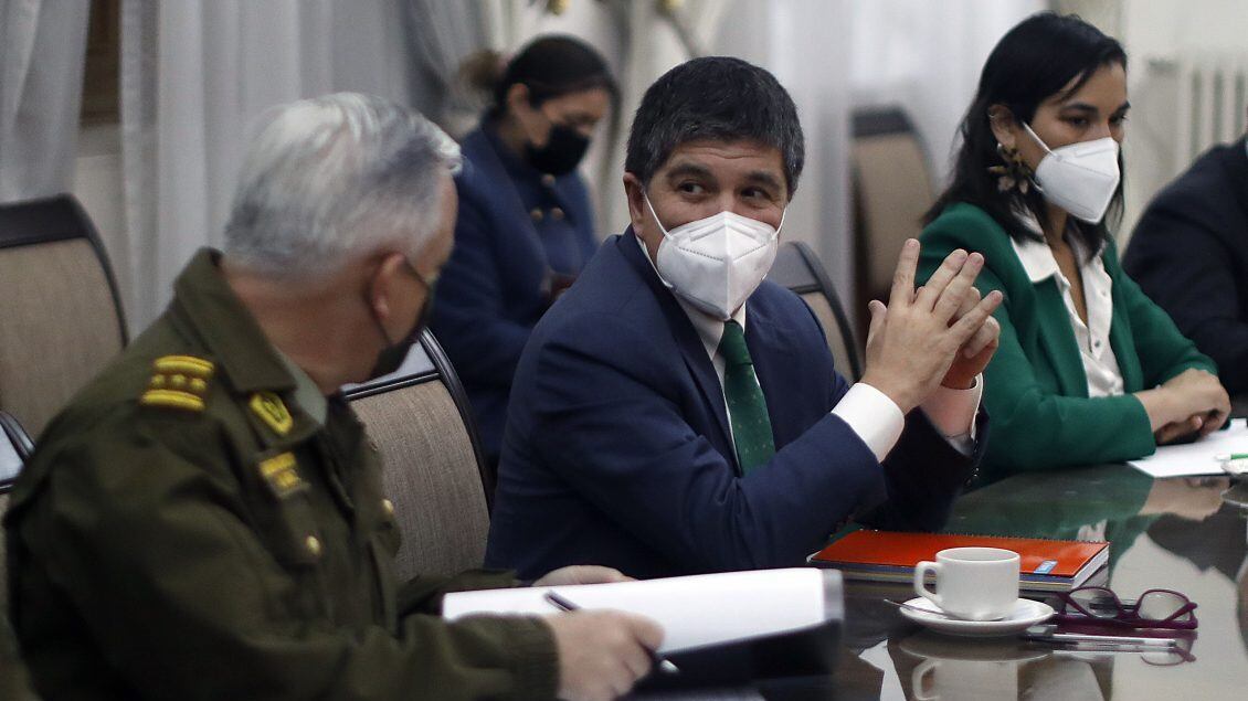 26 de Mayo de 2022 /SANTIAGOLa Ministra del Interior, Izkia Siches junto al Subsecretario del Interior, Manuel Monsalve, la Ministra de Defensa, Maya Fernandez, el Director General de la PDI, Sergio Muñoz, el General Subdirector de Carabineros, Esteban Díaz, durante una reunion de seguridad por estado de excepción que se lleva acabo en el Palacio de La Moneda.
FOTO:CRISTOBAL ESCOBAR/AGENCIAUNO