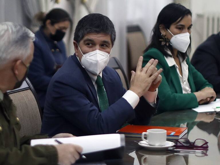 26 de Mayo de 2022 /SANTIAGOLa Ministra del Interior, Izkia Siches junto al Subsecretario del Interior, Manuel Monsalve, la Ministra de Defensa, Maya Fernandez, el Director General de la PDI, Sergio Muñoz, el General Subdirector de Carabineros, Esteban Díaz, durante una reunion de seguridad por estado de excepción que se lleva acabo en el Palacio de La Moneda.
FOTO:CRISTOBAL ESCOBAR/AGENCIAUNO