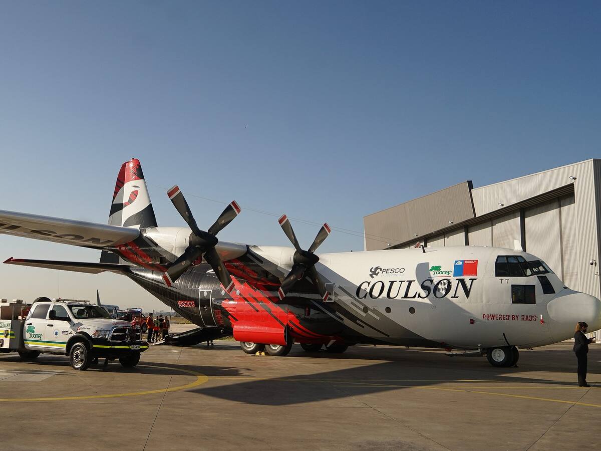 Presidente Piñera presentó nuevo avión para el combate de incendios forestales: posee una capacidad de 15 mil litros de agua
