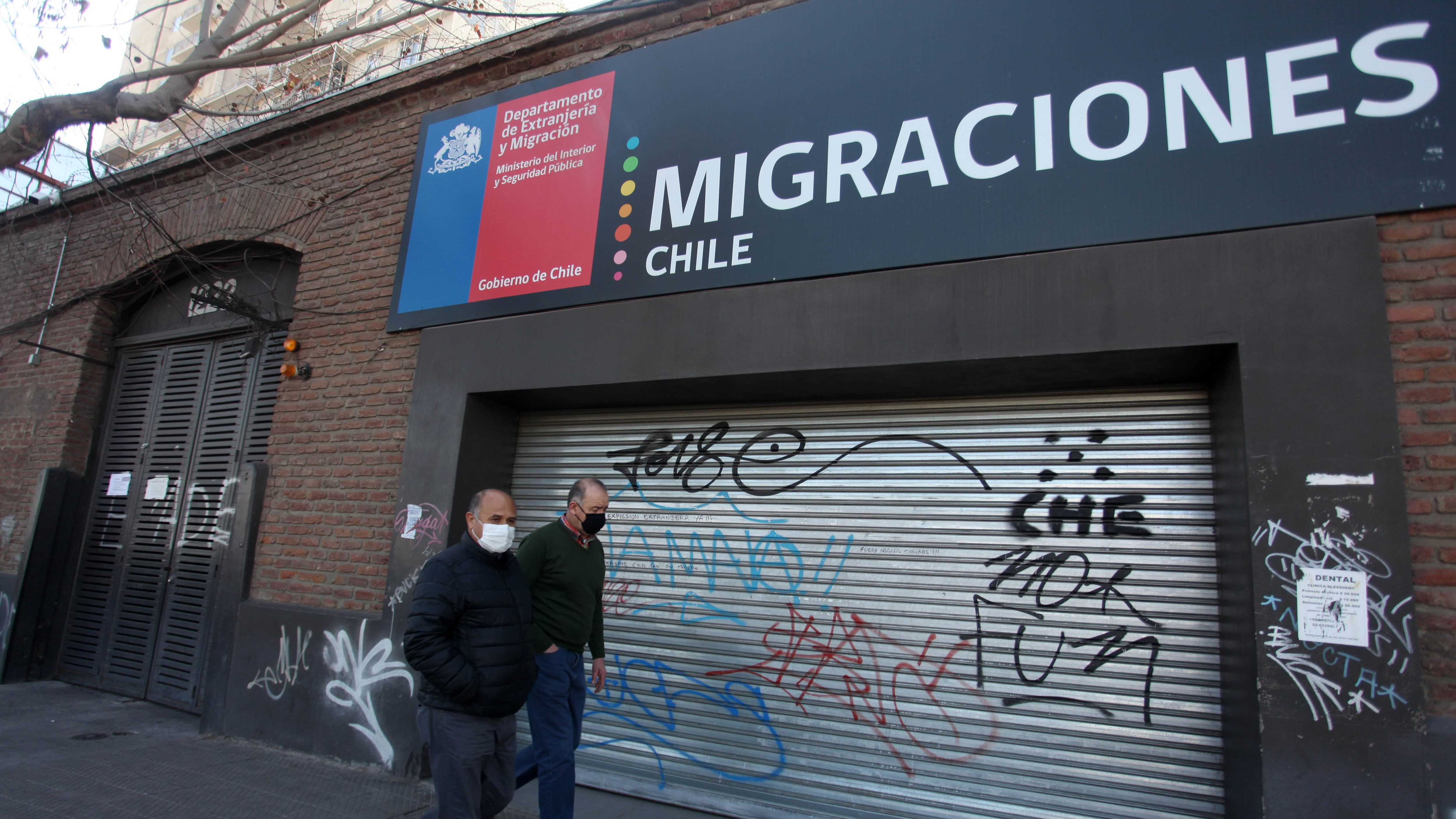 06 DE SEPTIEMBRE DE 2020/SANTIAGO
Personas transitan por las afueras de la sede del Departamento de Extranjería y Migración, ubicada en calle Matucana, Quinta Normal, Santiago.
FOTO: AILEN DÍAZ/AGENCIAUNO