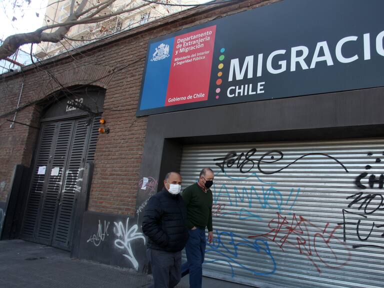 06 DE SEPTIEMBRE DE 2020/SANTIAGO
Personas transitan por las afueras de la sede del Departamento de Extranjería y Migración, ubicada en calle Matucana, Quinta Normal, Santiago.
FOTO: AILEN DÍAZ/AGENCIAUNO