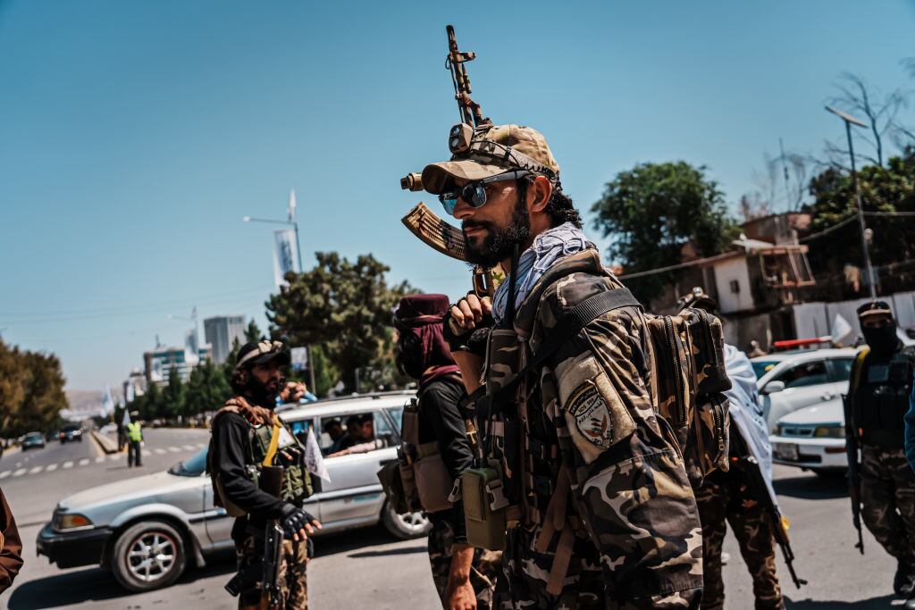 Milicianos talibanes en las calles de Afganistán