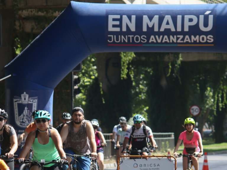 Inauguran CicloRecreoVía de 7,6 kilómetros que une la Alameda con Plaza de Maipú