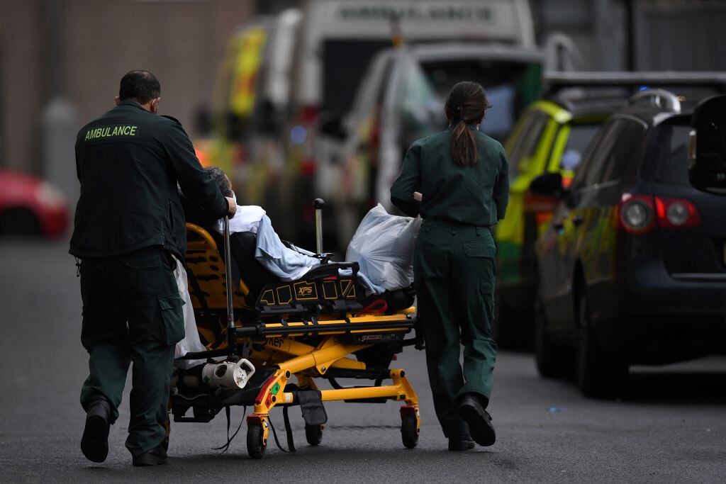 Paciente del Covid-19 es trasladado por paramédicos en Inglaterra