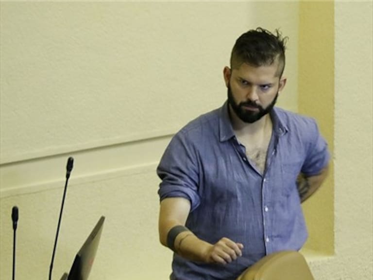 Gabriel Boric fue sancionado por posar con una polera que mostraba a Jaime Guzmán baleado