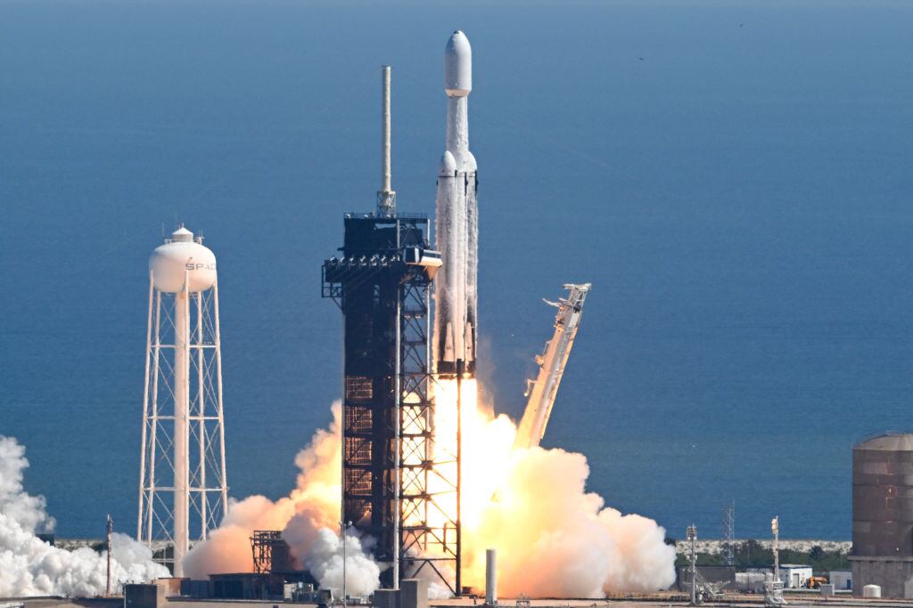El cohete lanzado por la NASA lleva la sonda Europa Clipper desde el centro de Cabo Cañaveral en Florida hacia el satélite Europa del planeta Júpiter