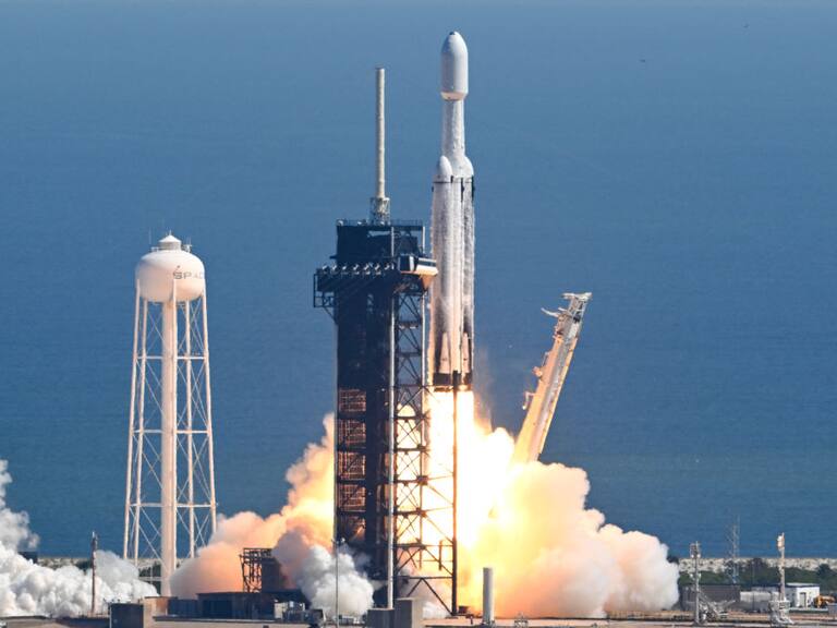 El cohete lanzado por la NASA lleva la sonda Europa Clipper desde el centro de Cabo Cañaveral en Florida hacia el satélite Europa del planeta Júpiter