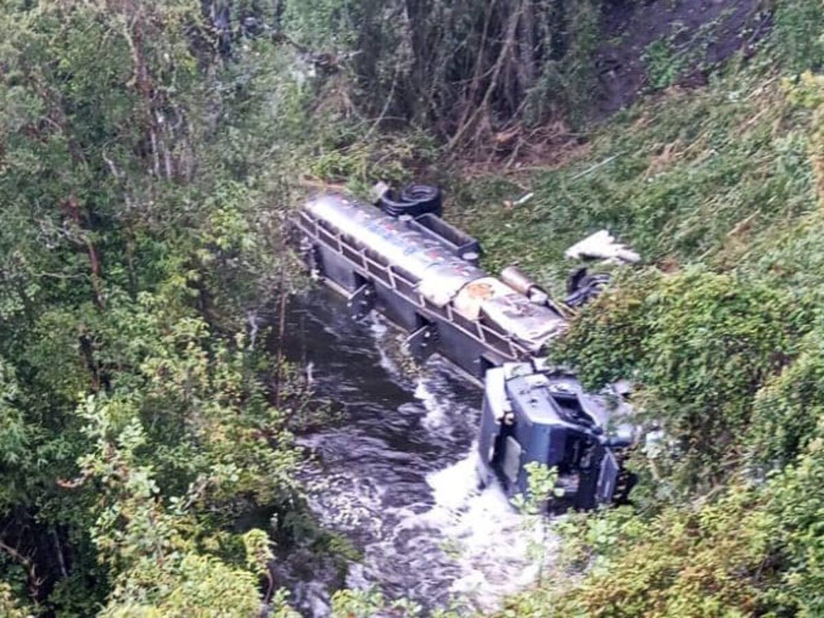 Osorno: conductor de camión murió tras la caída de su vehículo al río Pescadero