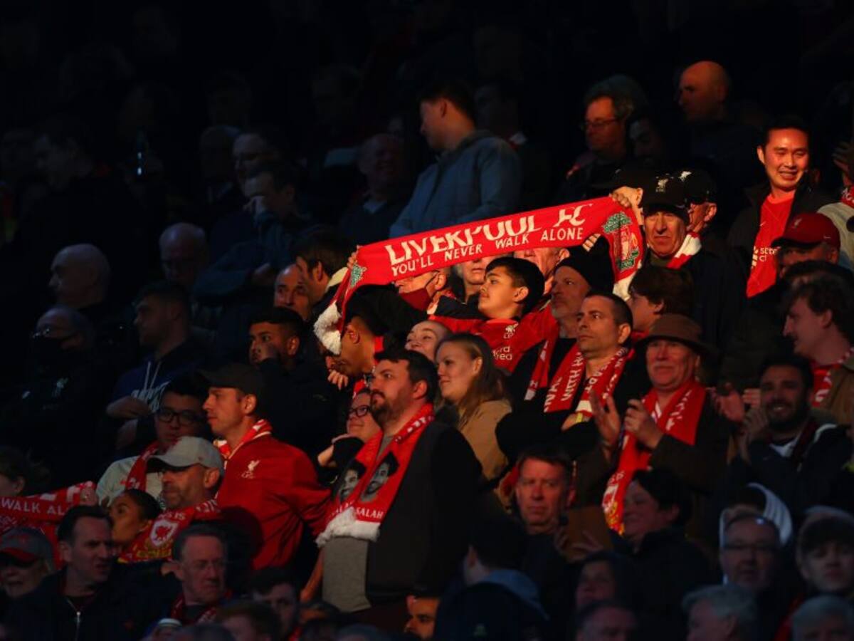 Hinchas del Liverpool cantaron el «You»ll never walk alone» en homenaje al bebé fallecido de Cristiano Ronaldo