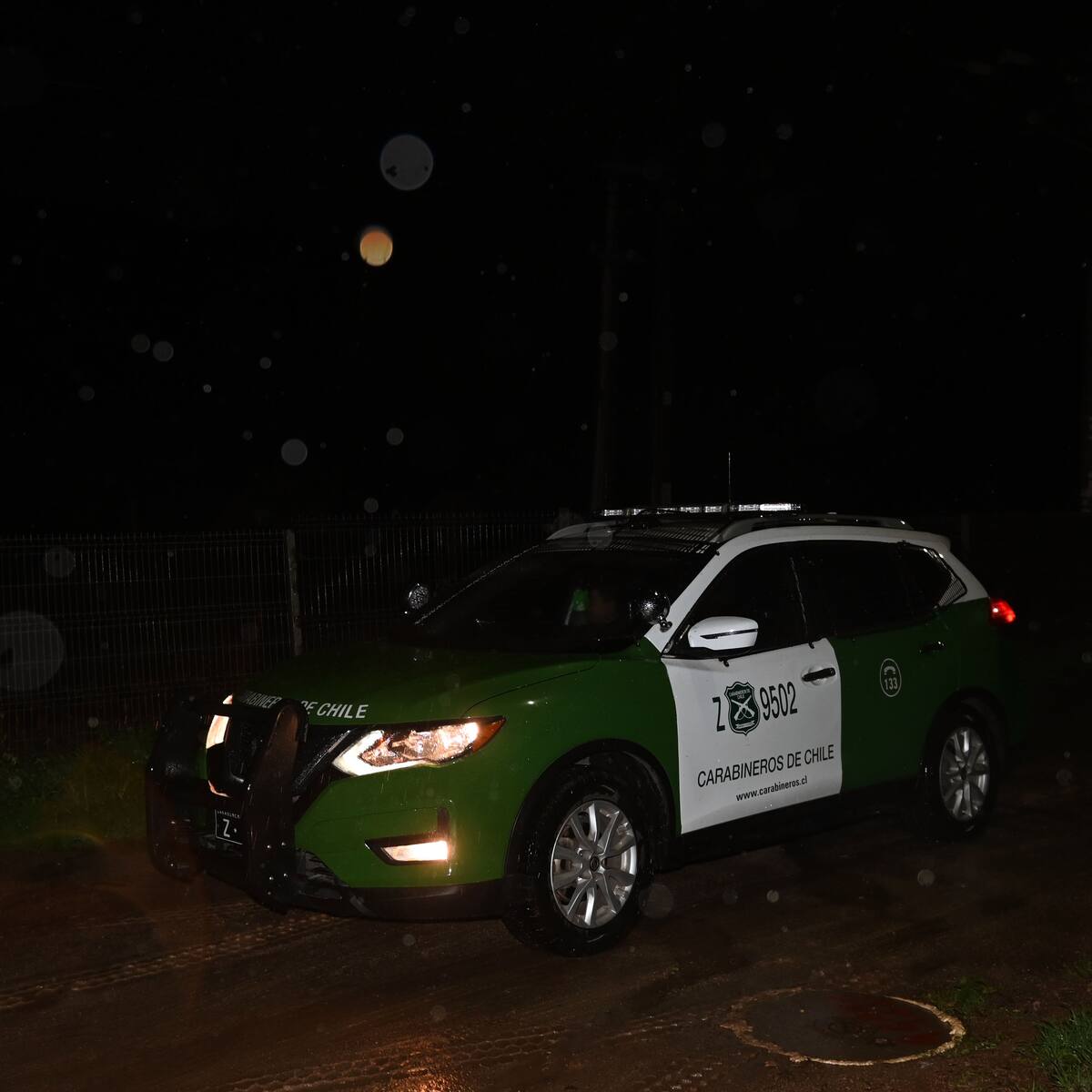 Hombre muere electrocutado tras tocar poste energizado durante lluvias en Cerro Navia