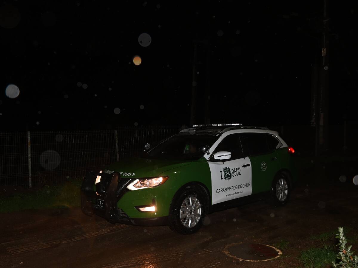 Hombre muere electrocutado tras tocar poste energizado durante lluvias en Cerro Navia