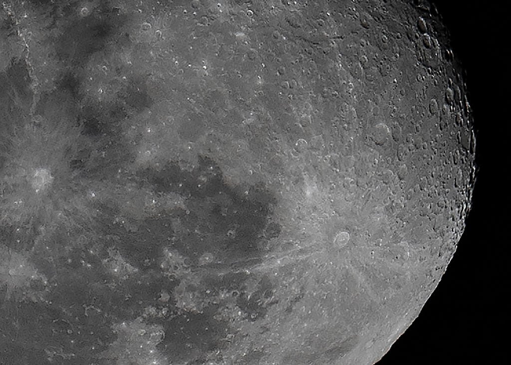 Fotografía de la superficie de la Luna cuando está llena.