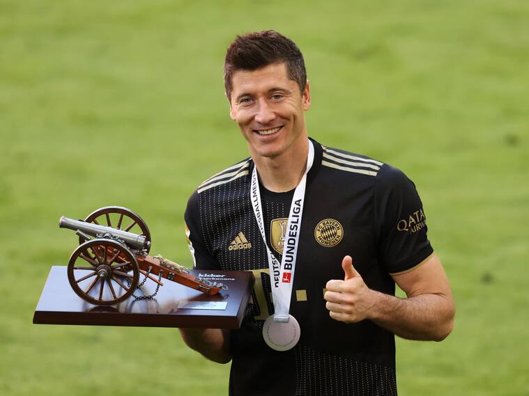 MUNICH, GERMANY - MAY 22: Robert Lewandowski of FC Bayern Muenchen raises the top goalscorer of the season award following the Bundesliga match between FC Bayern Muenchen and FC Augsburg at Allianz Arena on May 22, 2021 in Munich, Germany. After the Bavarian cabinet decided on first relaxations for outdoor events, the current Corona situation allows FC Bayern to have its last match of the season in front of 250 spectators in the Allianz Arena. Of these, 100 tickets are given to people from the health sector selected by the Ministry of Health. (Photo by Alexander Hassenstein/Getty Images)