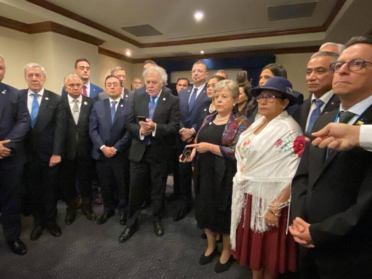 Cancilleres de diferentes países, incluyendo Chile, se manifiestan ante postergación del cambio de mando en Guatemala