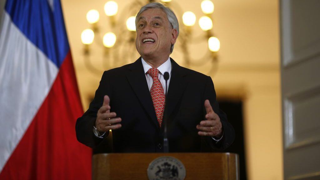 19 de Octubre de 2015/SANTIAGOEl ex Presidente, Sebastian Piera, realiza una conferencia de prensa, tras reunirse con la Presidenta de la Repblica en el Palacio de La Moneda, para abordar itinerario del proceso constitucional anunciado en la cadena nacional del pasado martes 13 de octubre.
FOTO: PABLO VERA LISPERGUER/AGENCIAUNO