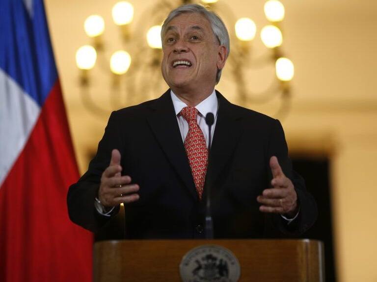 19 de Octubre de 2015/SANTIAGOEl ex Presidente, Sebastian Piera, realiza una conferencia de prensa, tras reunirse con la Presidenta de la Repblica en el Palacio de La Moneda, para abordar itinerario del proceso constitucional anunciado en la cadena nacional del pasado martes 13 de octubre.
FOTO: PABLO VERA LISPERGUER/AGENCIAUNO