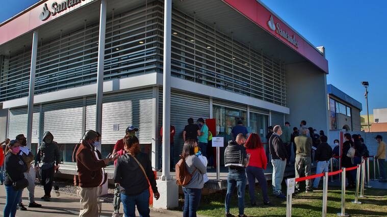 7 de Mayo del 2020/ SANTIAGO
Filas de personas en los bancos, durante colapso de servicios varios de la comuna de la florida, a un dia aprox. de entrar en cuarentena por pandemia de COVID-19
Fotos: JOSE FRANCISCO ZUÑIGA/ AGENCIAUNO