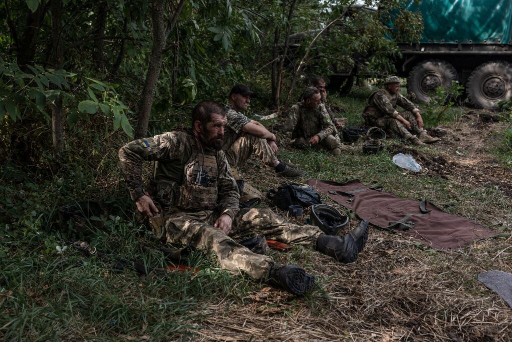 Militares de Ucrania descansan cerca del frente de batalla en Donetsk