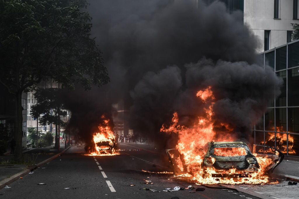 Autos incendiados en las protestas contra la violencia policial en París