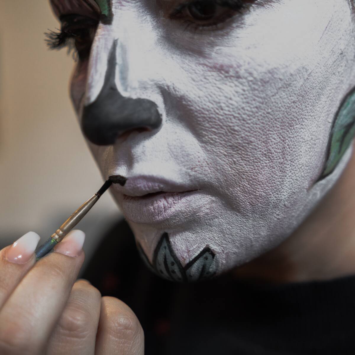 Parece inofensivo, pero este error de maquillaje en Halloween puede provocar una reacción severa