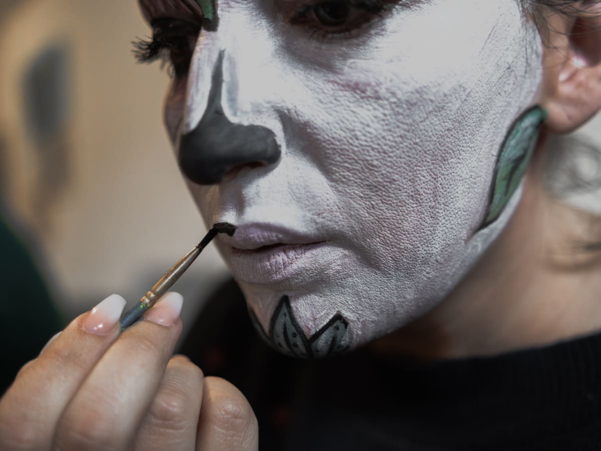 Parece inofensivo, pero este error de maquillaje en Halloween puede provocar una reacción severa